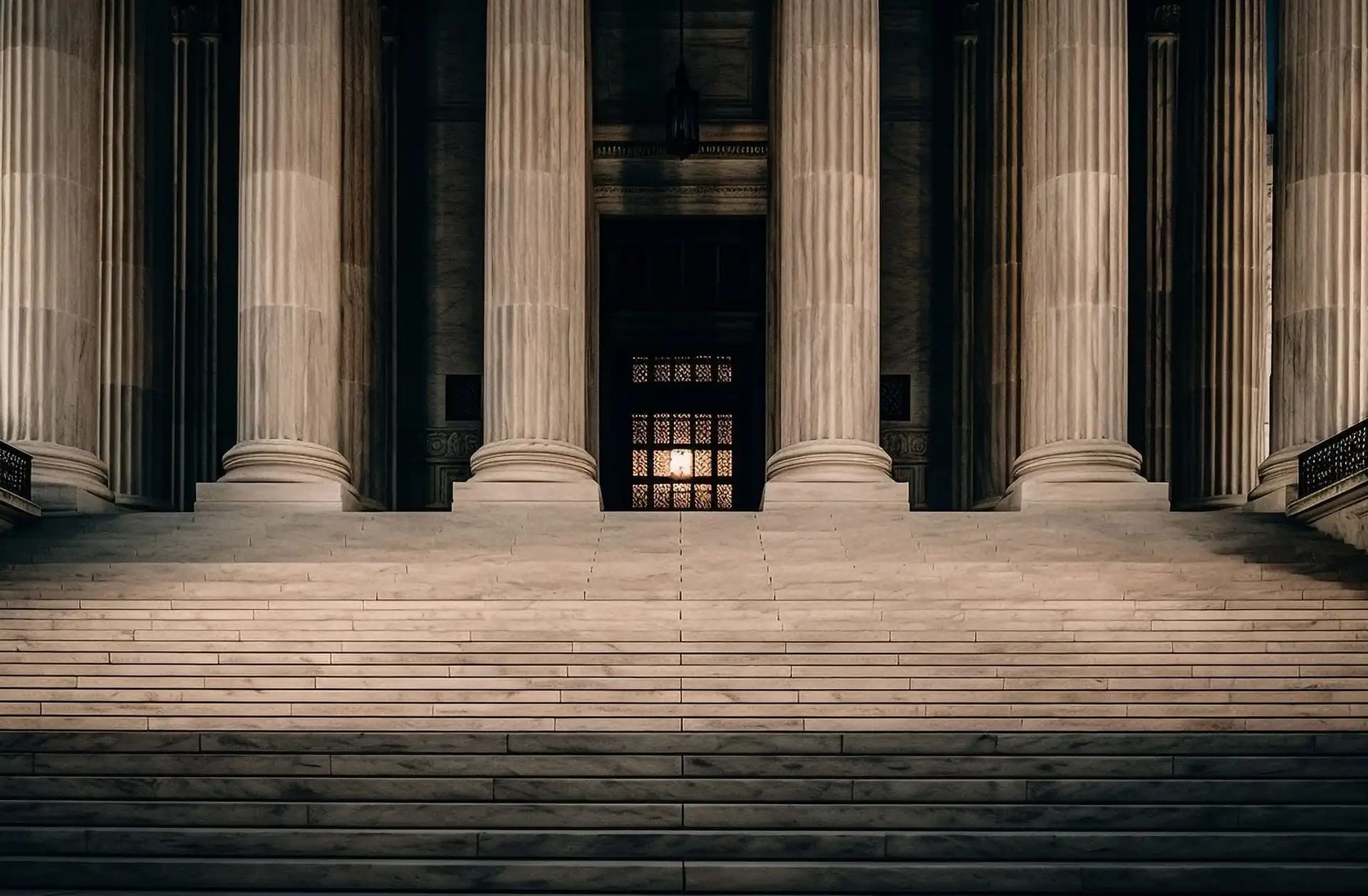 محامية شوق الزهراني تستشير عميلاً في مقر الشركة